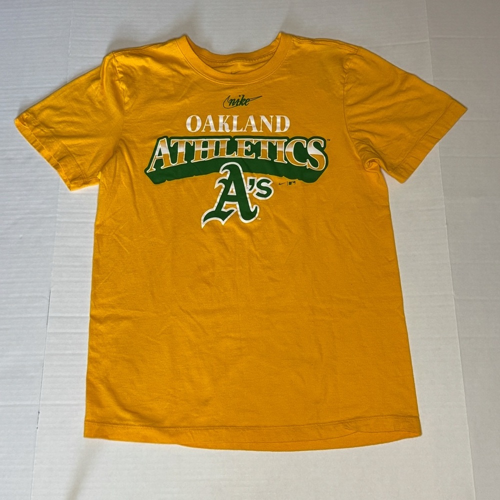 NIKE MEN’S YELLOW OAKLAND ATHLETICS COOPERSTOWN REWIND ARCH T-SHIRT